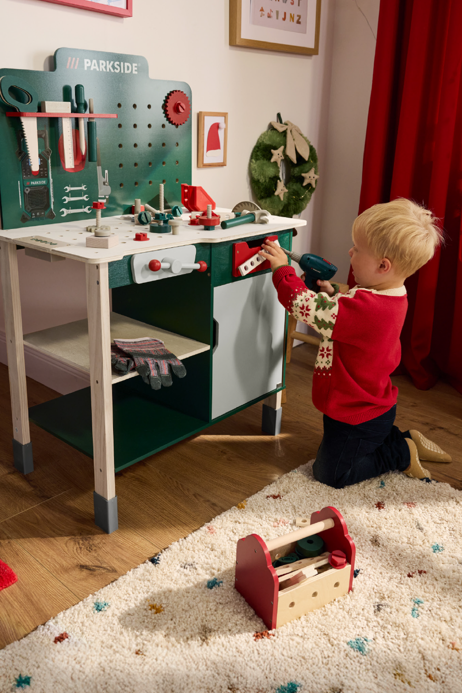 Παιδικός πάγκος εργασίας Parkside με παιδί που παίζει, χριστουγεννιάτικη διακόσμηση