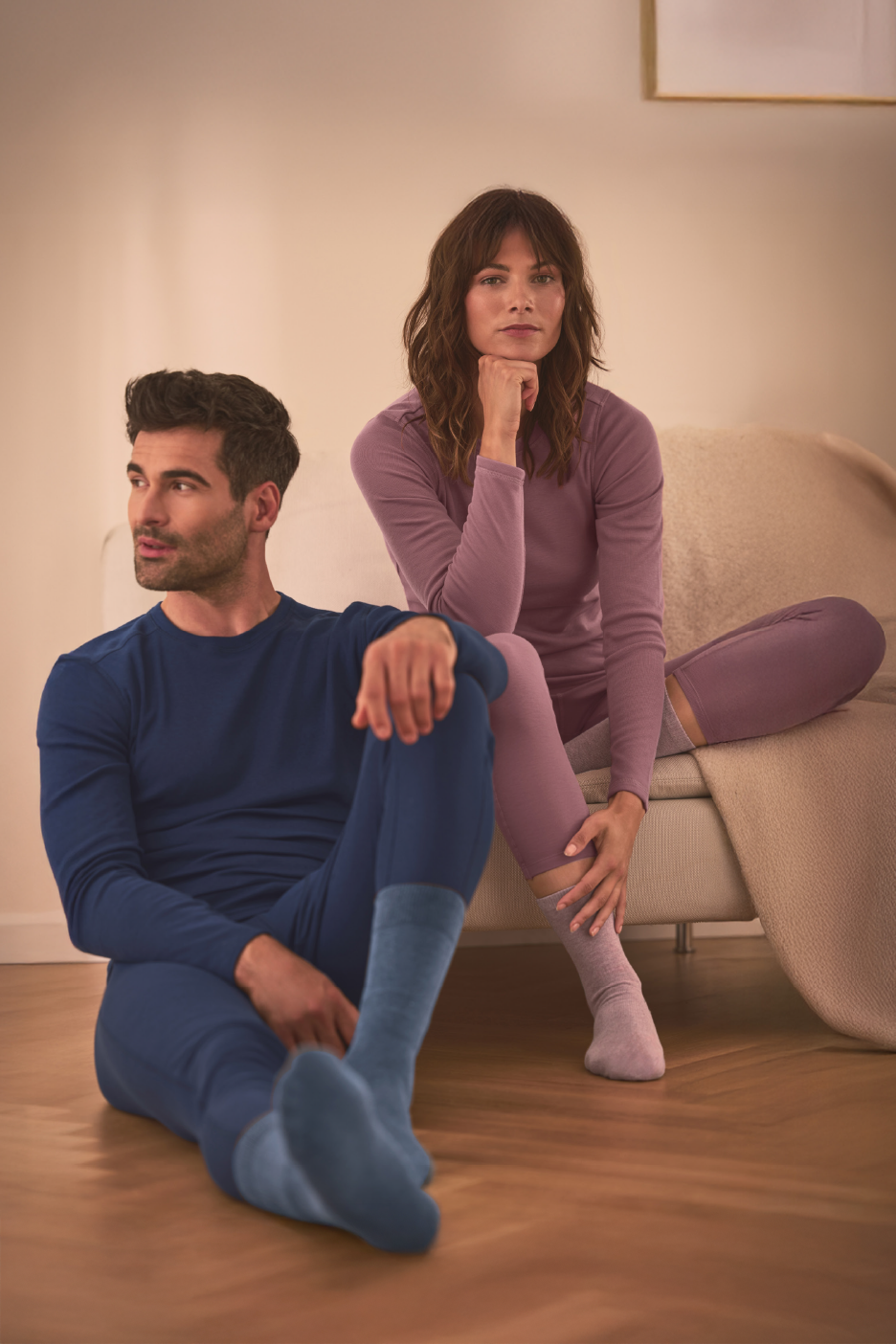 Άνδρας και γυναίκα με ισοθερμικά ρούχα και κάλτσες