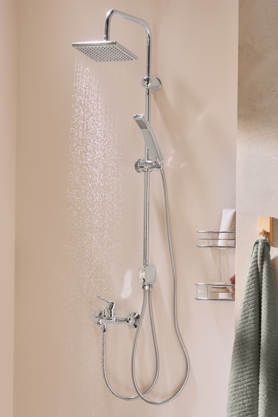 Ντους με κεφαλή βροχής και τηλέφωνο, με νερό να τρέχει, σε μπεζ μπάνιο.