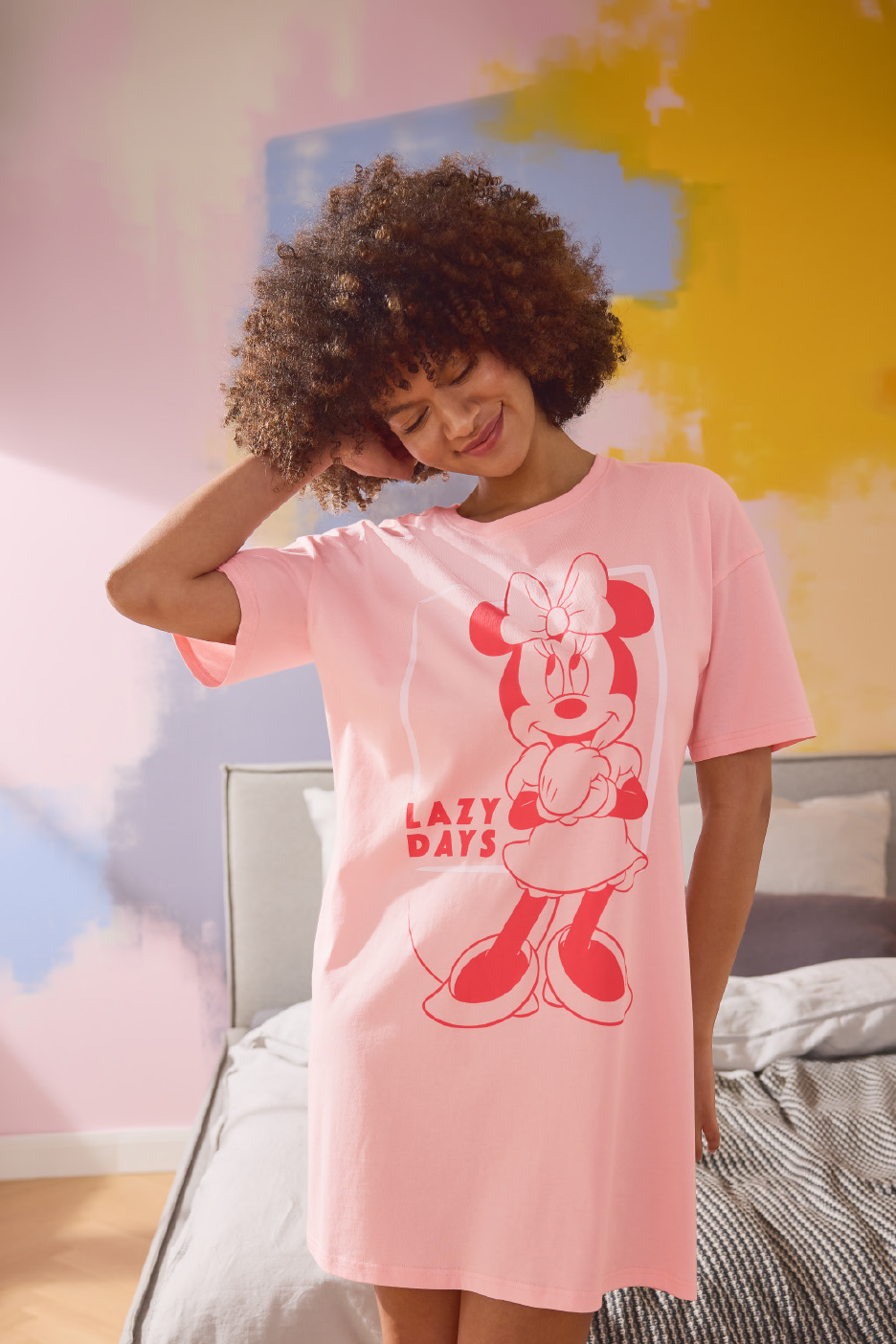 Γυναικείο ροζ νυχτικό με στάμπα Minnie Mouse και την επιγραφή «LAZY DAYS».