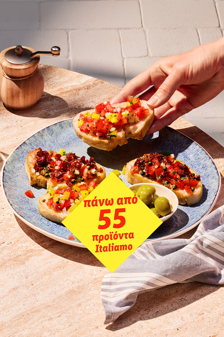 Μπρουσκέτες με ντομάτα και πιπεριά, ελιές και μύλο πιπεριού, με κείμενο «πάνω από 55 προϊόντα Italian».