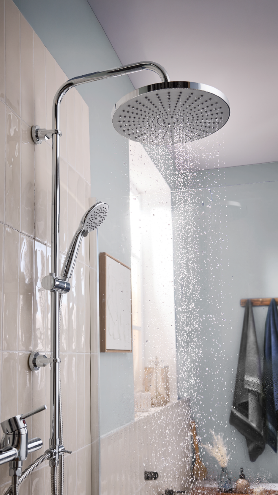 Ντους βροχής και τηλέφωνο ντους σε μοντέρνο μπάνιο με πλακάκια.