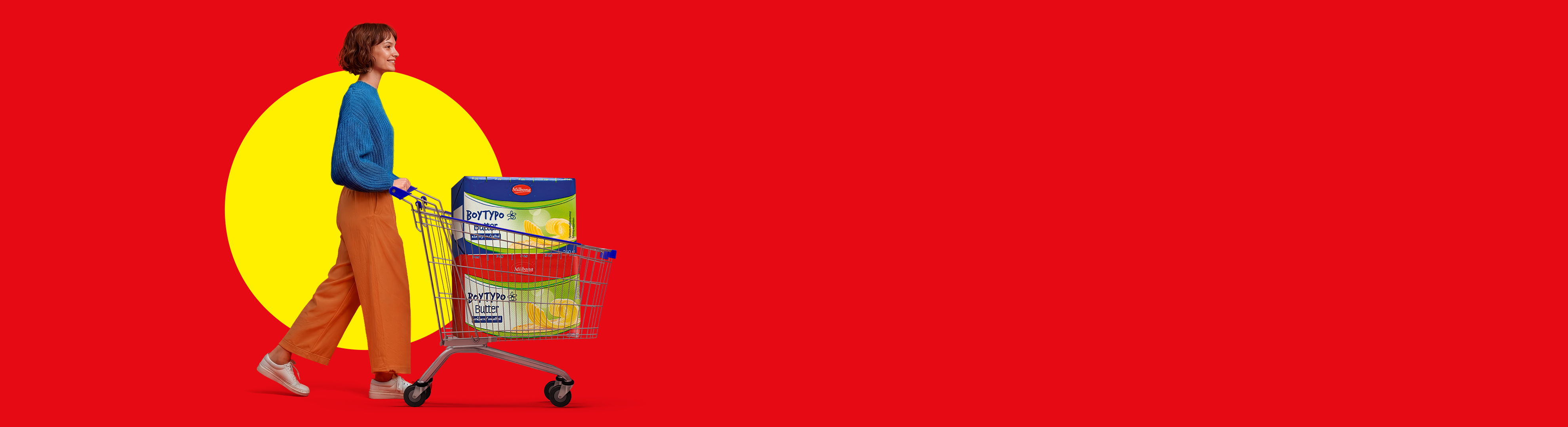 Μια γυναίκα σπρώχνει ένα καρότσι σούπερ μάρκετ με βούτυρο, σε κόκκινο φόντο με έναν κίτρινο κύκλο.
