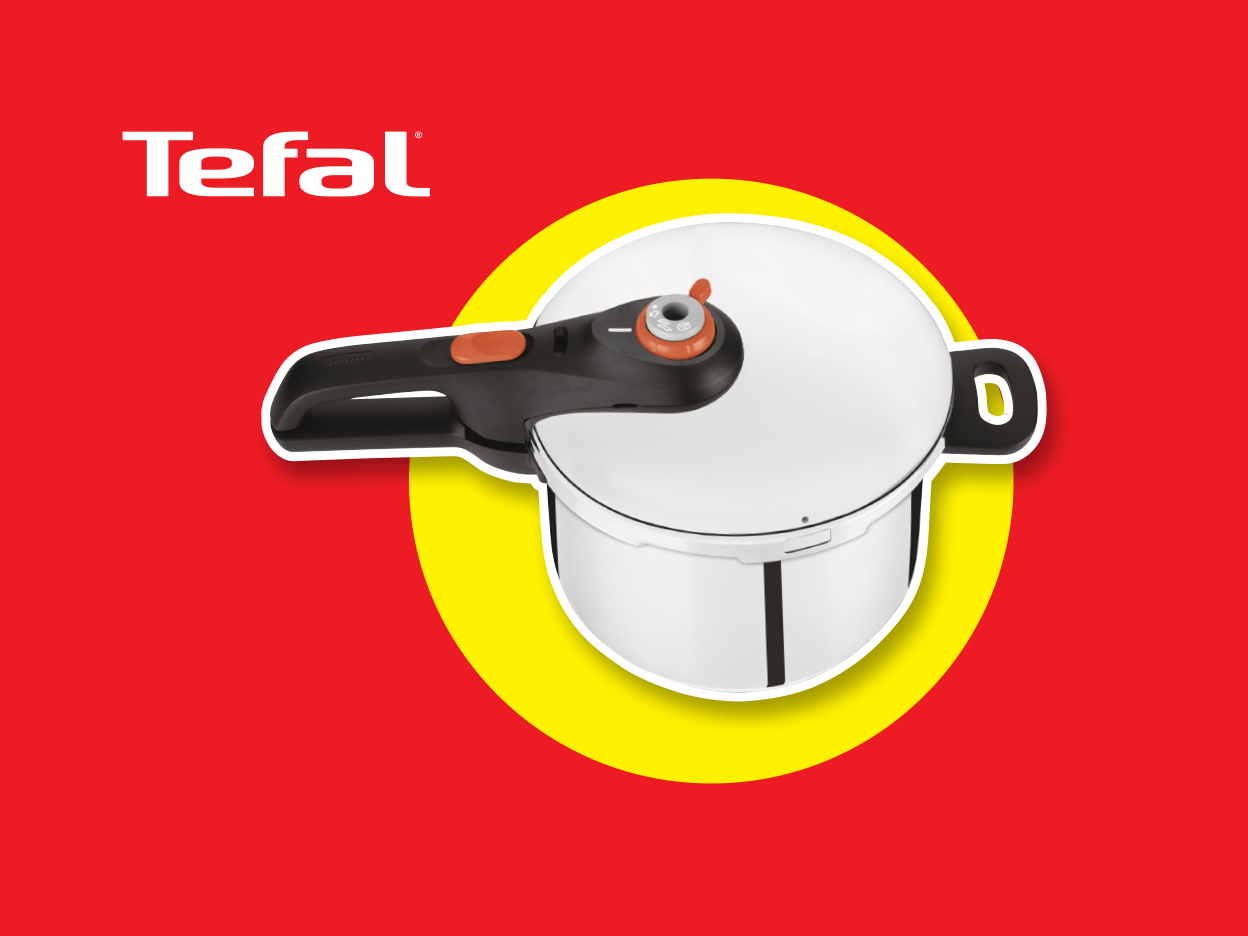 Μια χύτρα ταχύτητας Tefal σε κόκκινο φόντο με κίτρινο κύκλο.