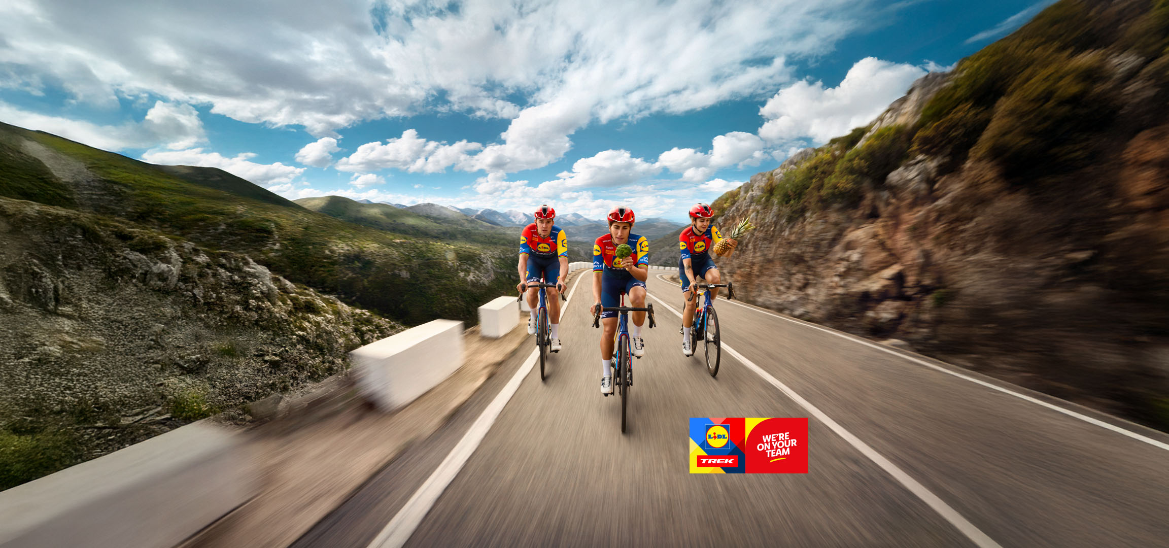 Τρεις ποδηλάτες της ομάδας Lidl-Trek σε ορεινό δρόμο.