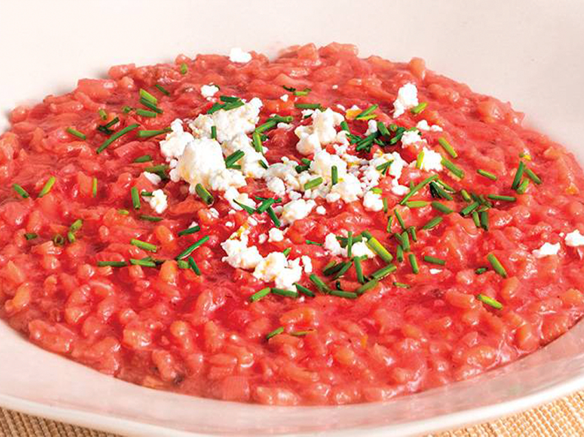 Ριζότο με παντζάρι, φέτα και ψιλοκομμένο πράσο.