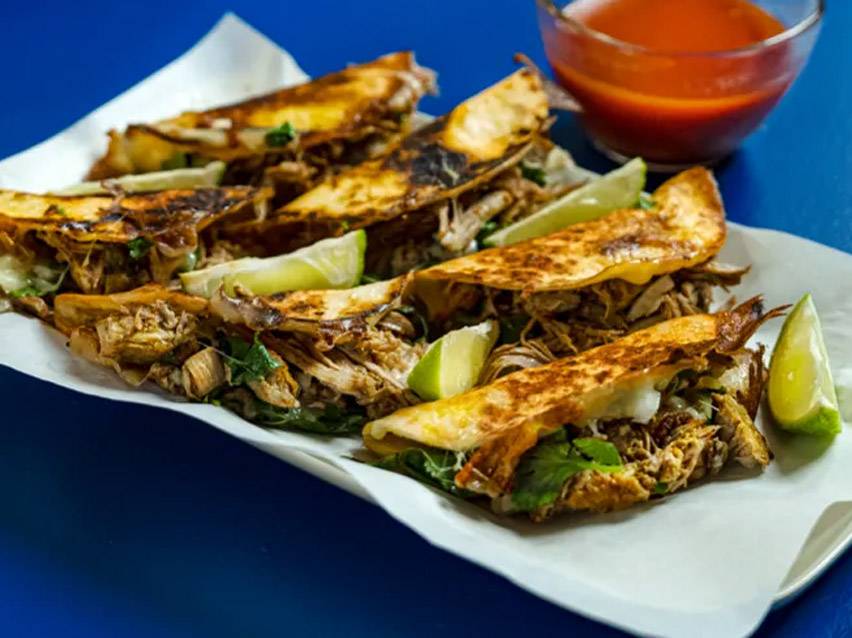 Τραγανές tacos με χοιρινό, λάιμ και κόκκινη σάλτσα σε μπλε φόντο