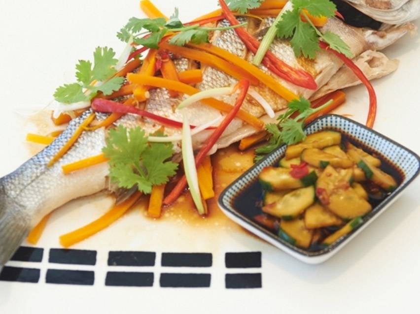 Ψάρι στον ατμό με λαχανικά και αγγουροσαλάτα.