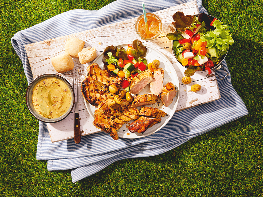 Γκριλ χοιρινό, σαλάτα και σος σε εξωτερικό πικνικ.