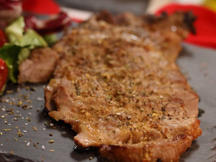 Μπριζόλα με μπαχαρικά και σαλάτα