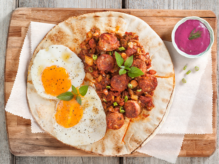 Πίτα με αυγά, λουκάνικα και σάλτσα.