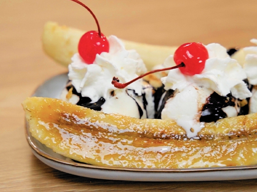 Μπανανόψωμο με παγωτό και σοκολάτα.