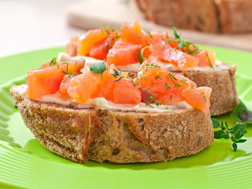 Κανταΐκια με σολομό και τυρί κρέμα.