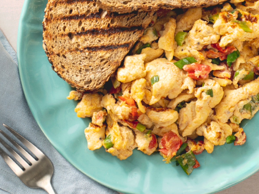 Scrambled eggs με ψιλοκομμένο κρεμμύδι και τοστ.
