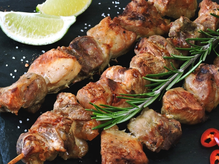 Σουβλάκια χοιρινού με ρόσμανι και λάιμ.