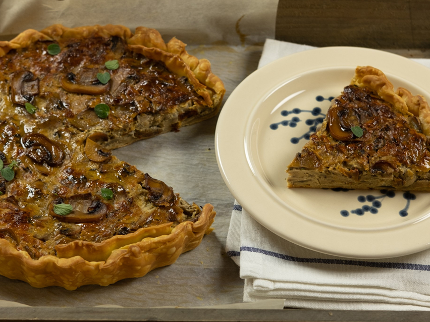 Μανιταρόπιτα σε πιατέλα.