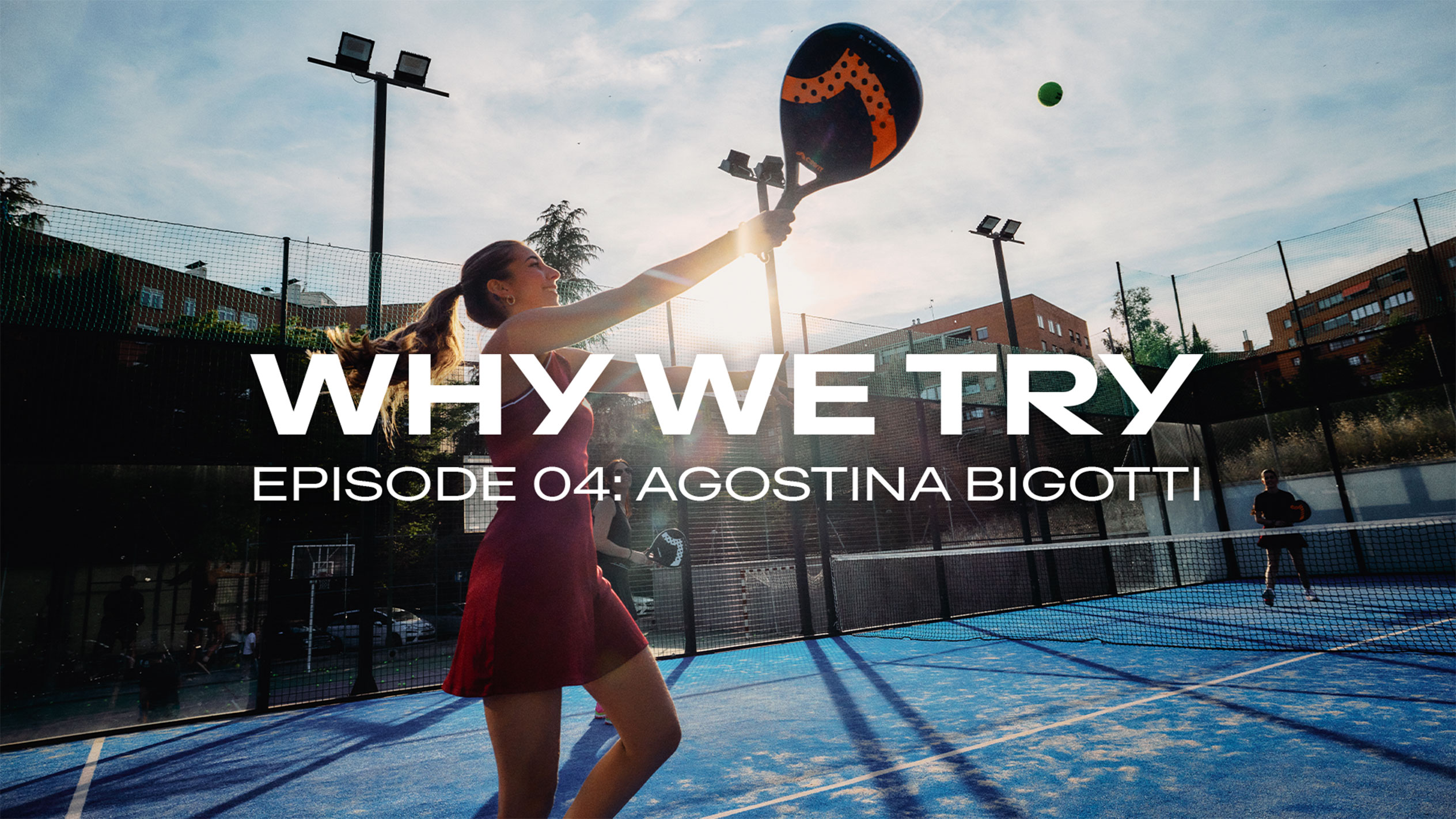 Η Agostina Bigotti χτυπάει ψηλά ένα μπαλάκι του padel σε ένα υπαίθριο γήπεδο με μια ρακέτα padel CRIVIT.