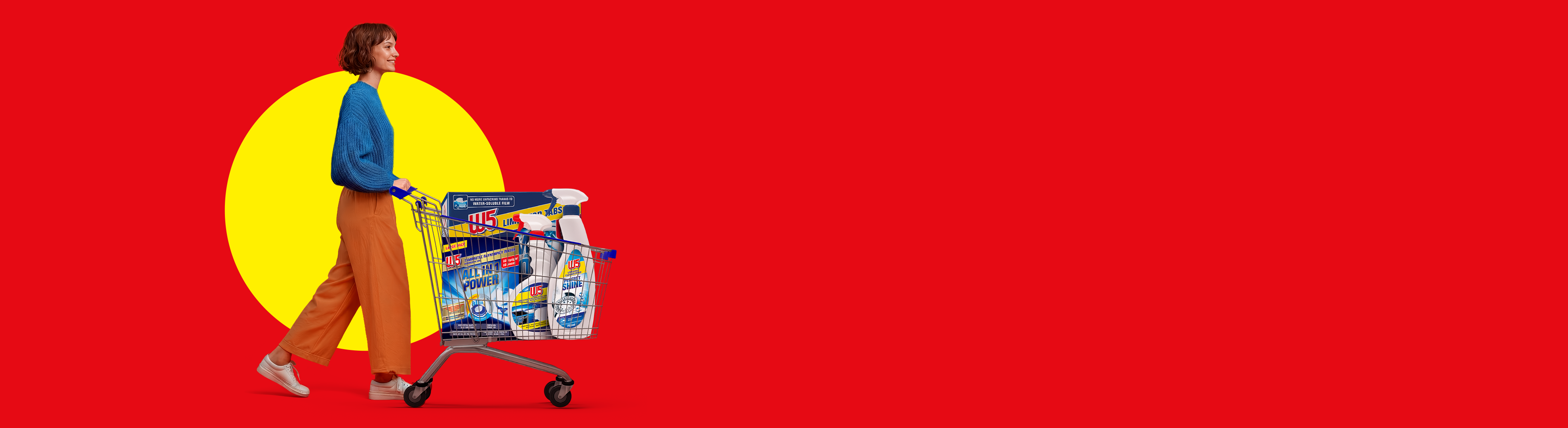 Μια γυναίκα σπρώχνει ένα καρότσι γεμάτο με προϊόντα καθαρισμού W5 της Lidl.