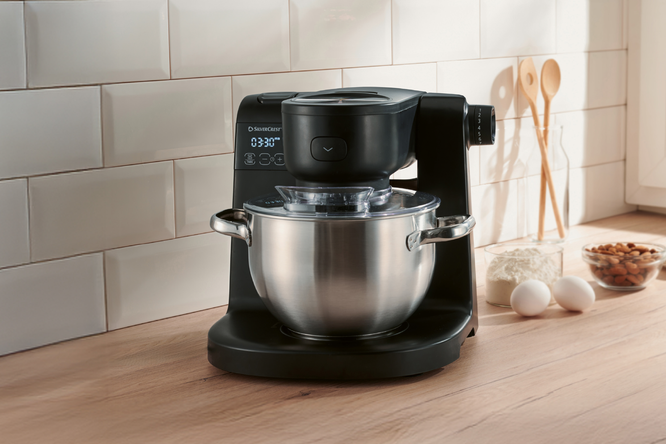 Μαύρο μίξερ κουζίνας Silvercrest με μπολ από ανοξείδωτο ατσάλι σε ξύλινο πάγκο.