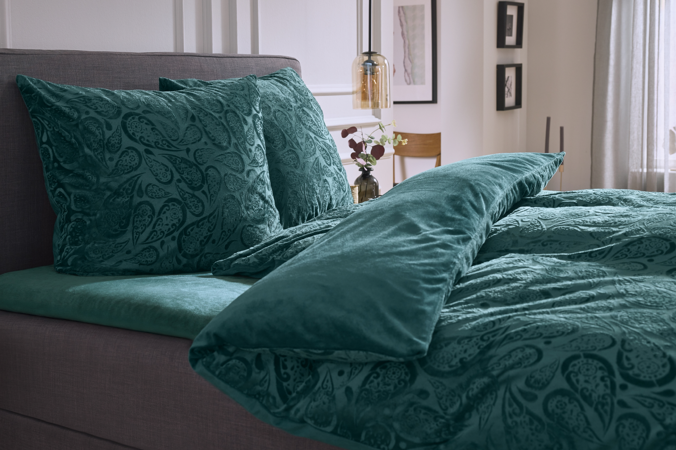 Κρεβάτι με σκούρα τιρκουάζ παπλωματοθήκη και μαξιλαροθήκες με σχέδιο paisley