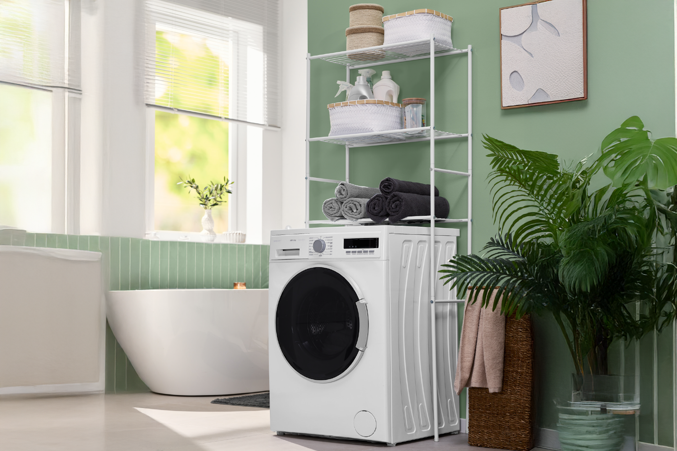 Πλυντήριο ρούχων σε μοντέρνο μπάνιο με πράσινη επένδυση και φυτά.