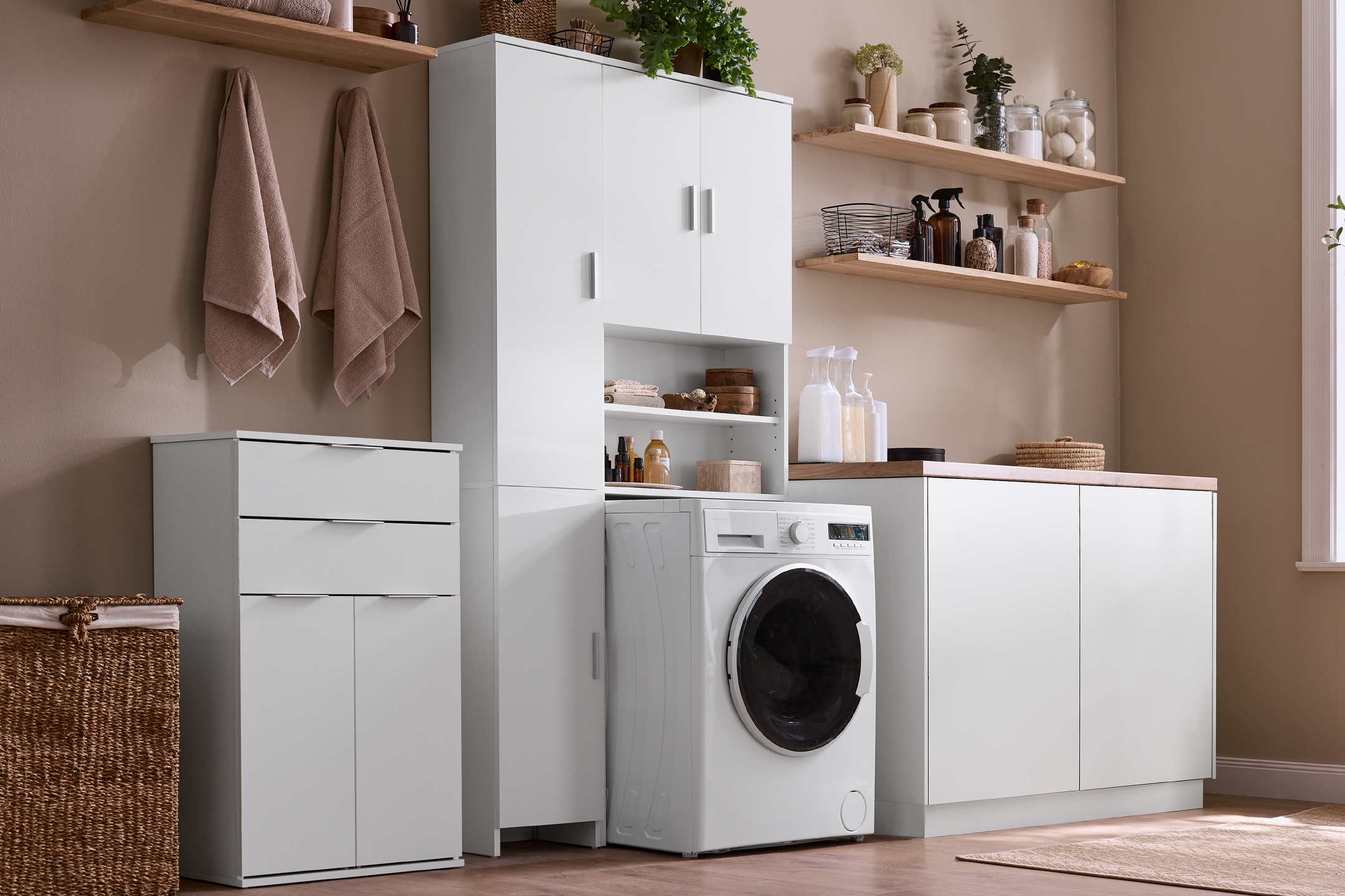 Πλήρως εξοπλισμένο δωμάτιο πλυντηρίου με λευκά ντουλάπια, ράφια και πλυντήριο ρούχων.