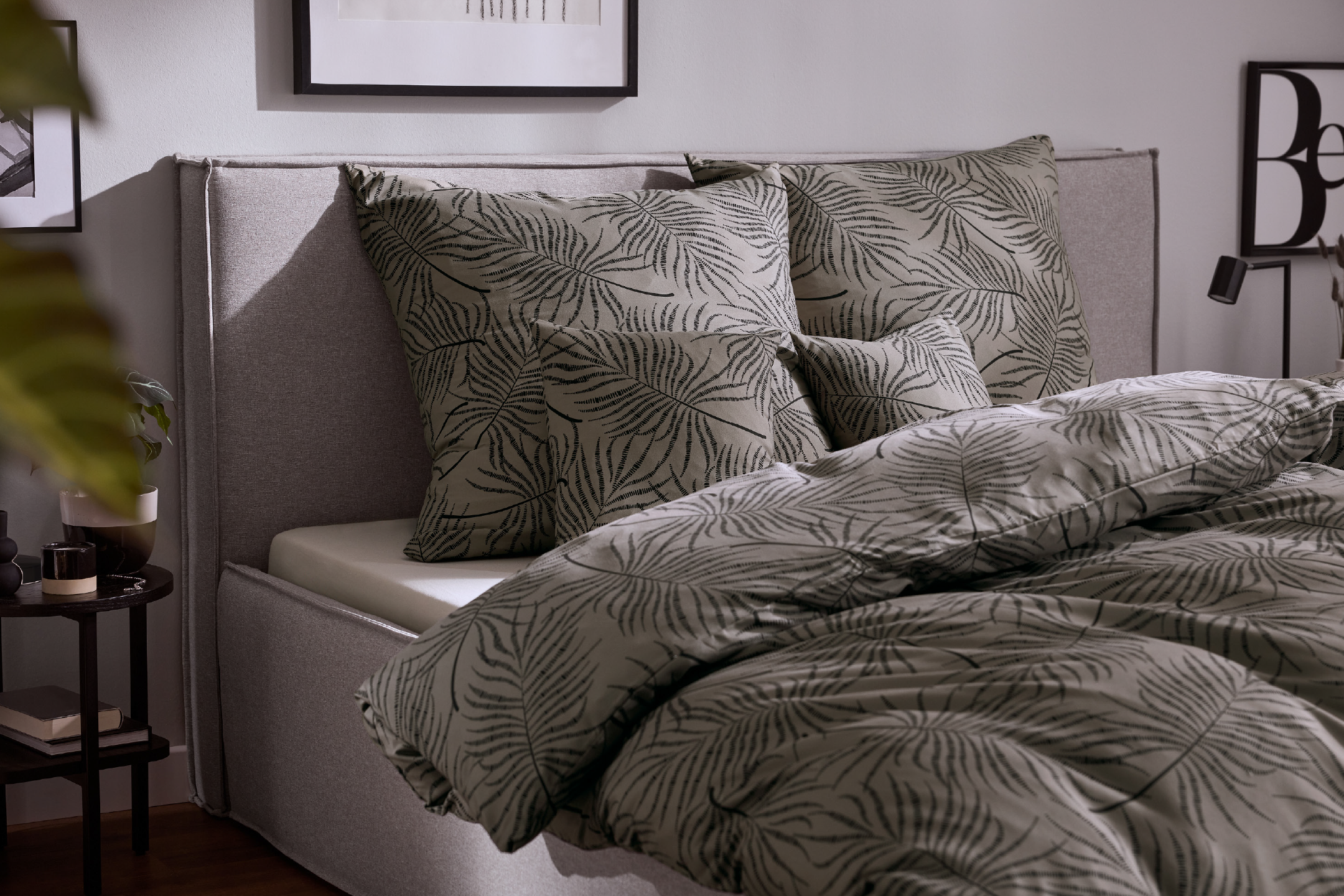 Κρεβάτι με γκρι υφασμάτινο κεφαλάρι και παπλωματοθήκη με σχέδιο φύλλων