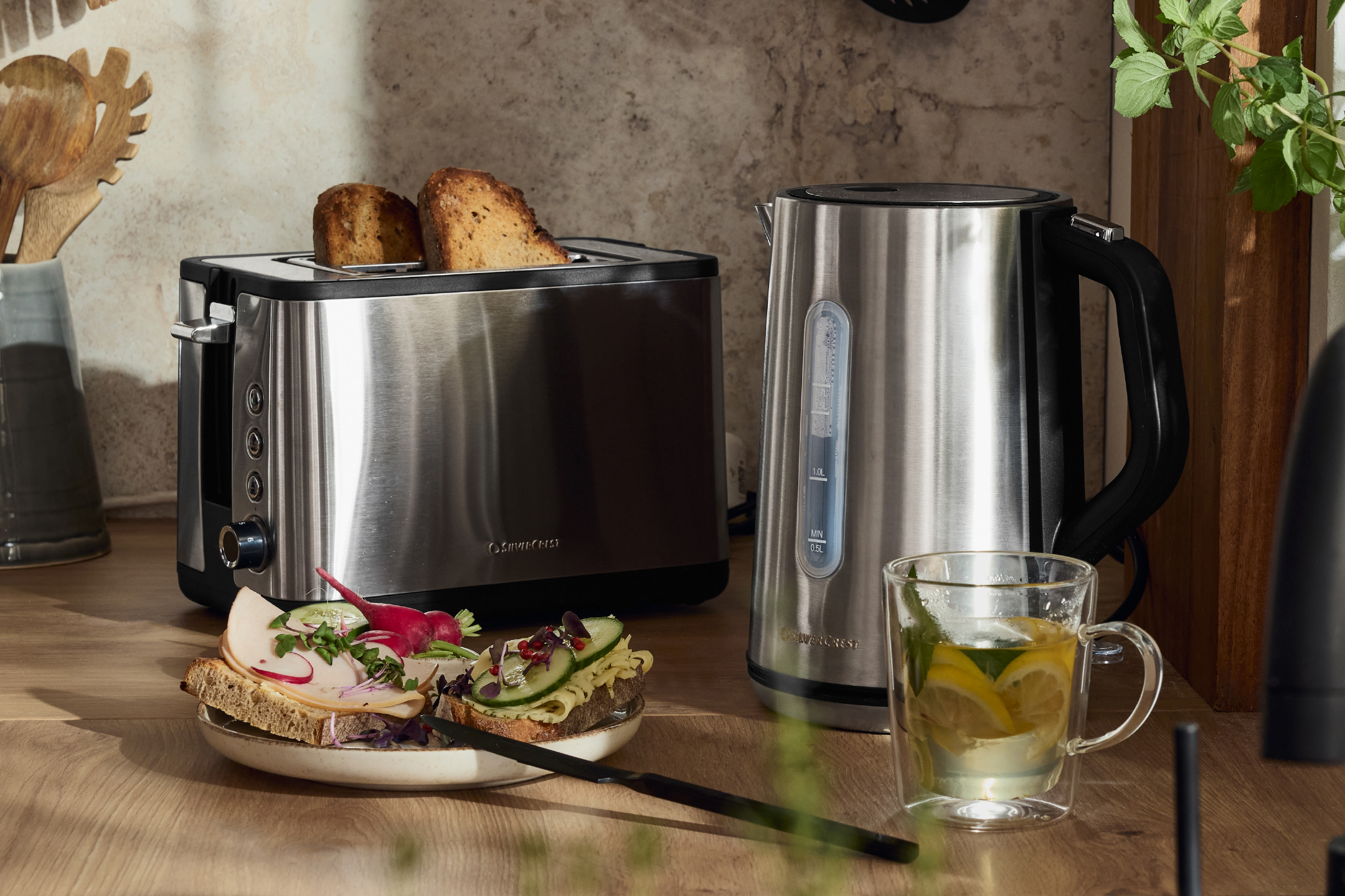SILVERCREST τοστιέρα και βραστήρας σε πάγκο κουζίνας με σάντουιτς και τσάι.