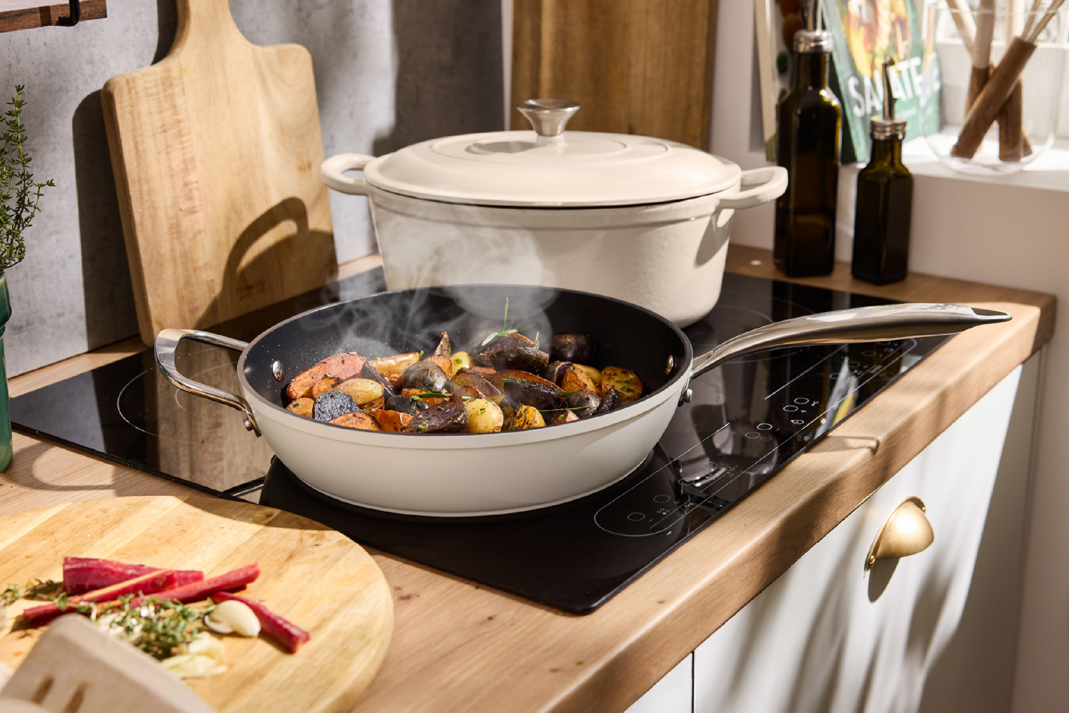 Μαγειρική εστία με τηγάνι γεμάτο λαχανικά και κατσαρόλα, με ξύλινο πάγκο και σανίδες κοπής.