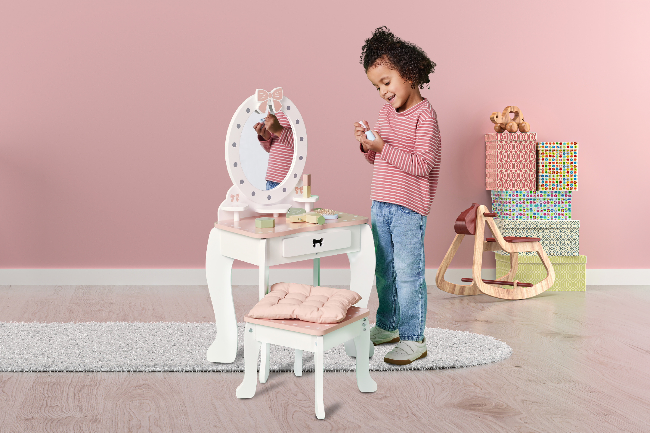 Παιδικό ξύλινο τραπέζι μακιγιάζ με καθρέφτη και σκαμπό, με ένα κορίτσι να παίζει.