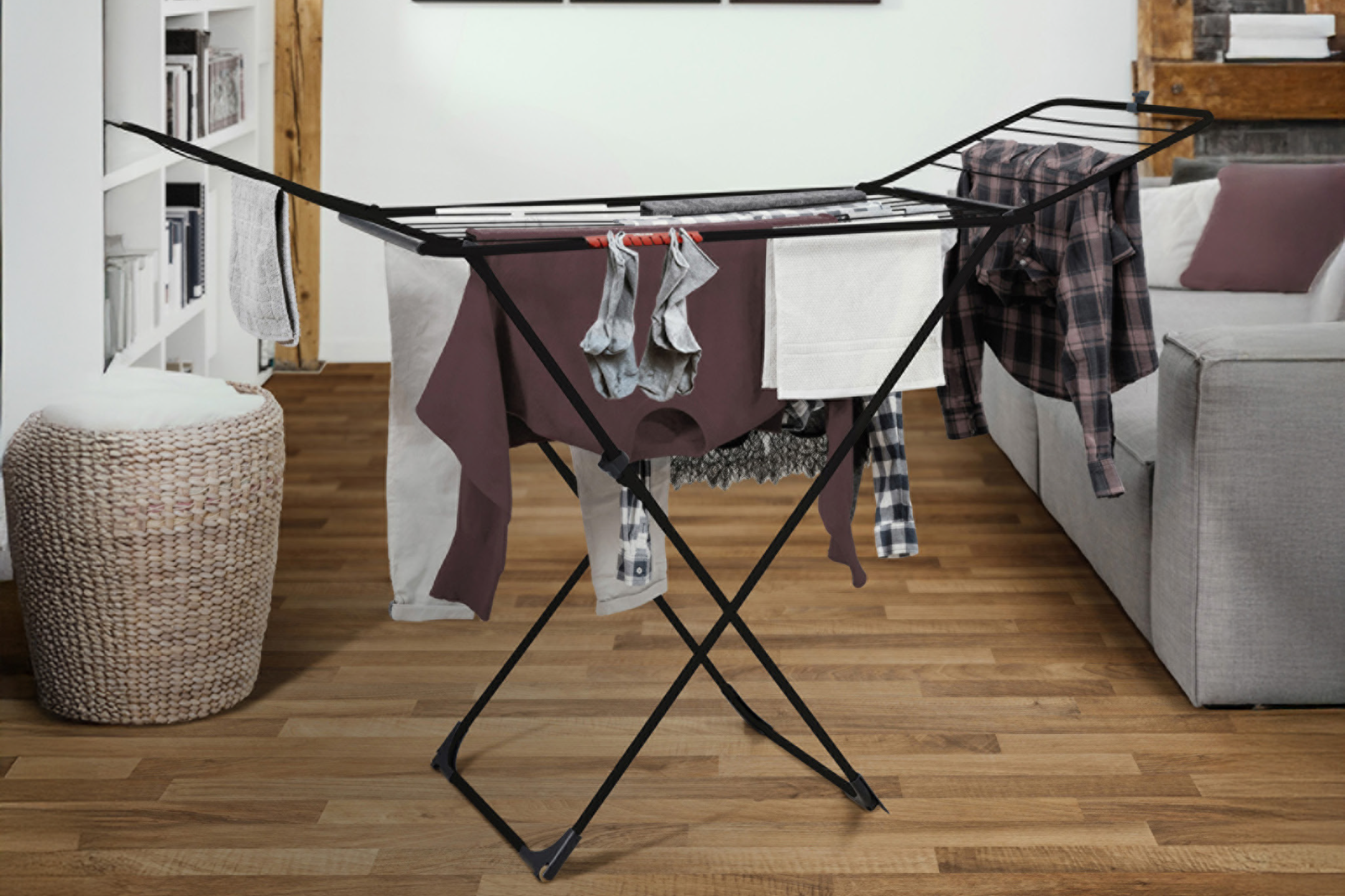 Μια απλώστρα ρούχων με διάφορα ρούχα σε ένα μοντέρνο σαλόνι.