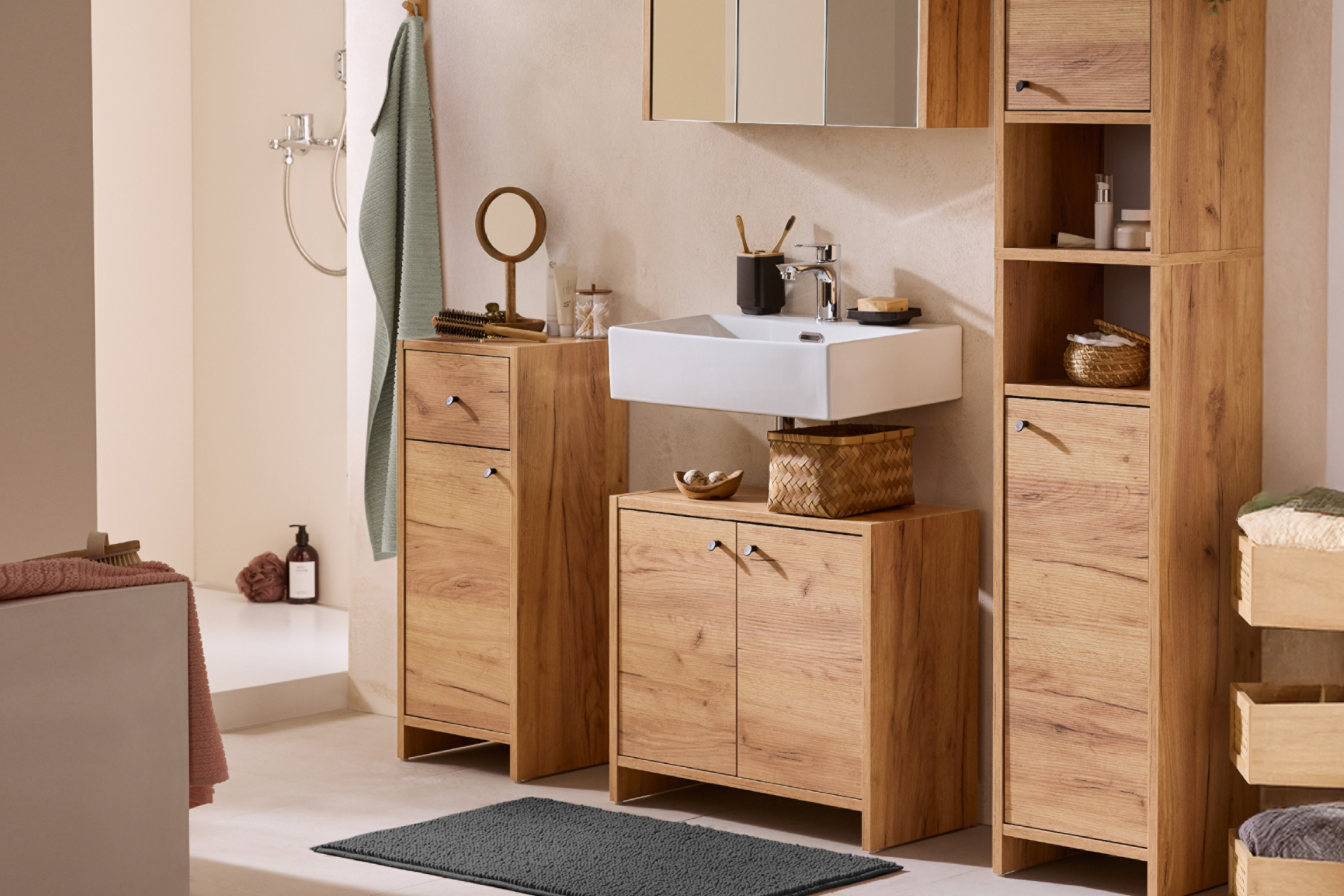 Μπάνιο με ξύλινα έπιπλα, νιπτήρα, καθρέφτη και ντουζιέρα.