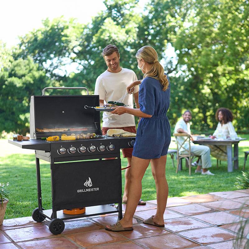 GrillMeister μπάρμπεκιου με 6 καυστήρες, εξωτερικός χώρος.